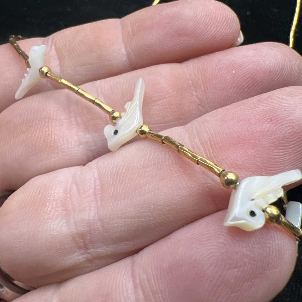 Vintage Mother of Pearl Bird Fetish Gold Tone Barrel Clasp 15" Long Necklace - Picture 3 of 6